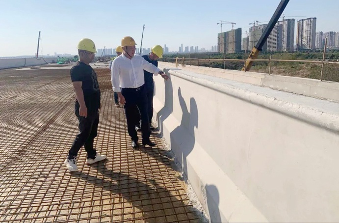 南昌市政建設集團徐旭深入小藍大道快速化新建工程項目調(diào)研